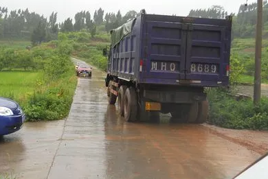 半挂车会车