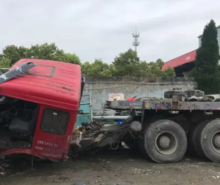 运煤超载半挂车